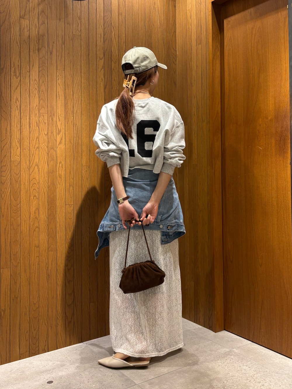 ホワイト系のスカート、ブルー系のデニムジャケット、グレー系のスウェットを着用したレディースの冬コーディネートの5枚目の写真