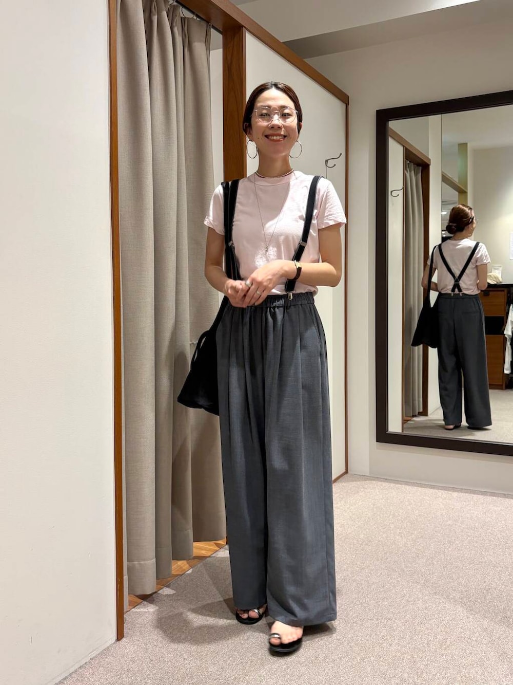 ピンク系のTシャツ/カットソー、グレー系のその他パンツ、シルバー系のネックレスを着用したレディースの夏コーディネートの4枚目の写真