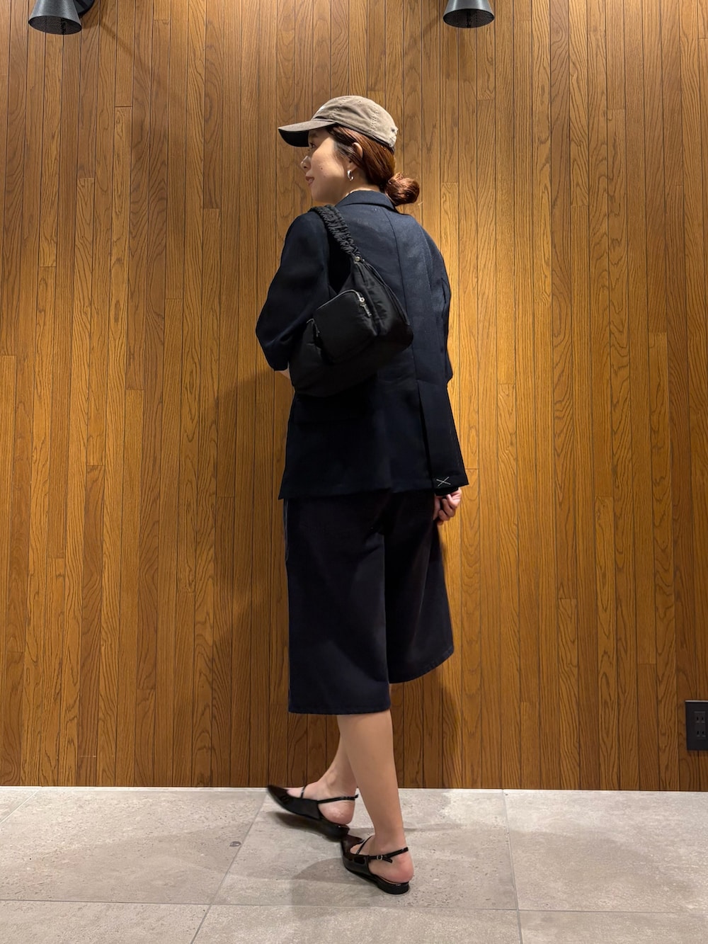 その他のTシャツ/カットソー、ブラック系のデニムパンツ、ブルー系のその他アウターを着用したレディースの春コーディネートの5枚目の写真
