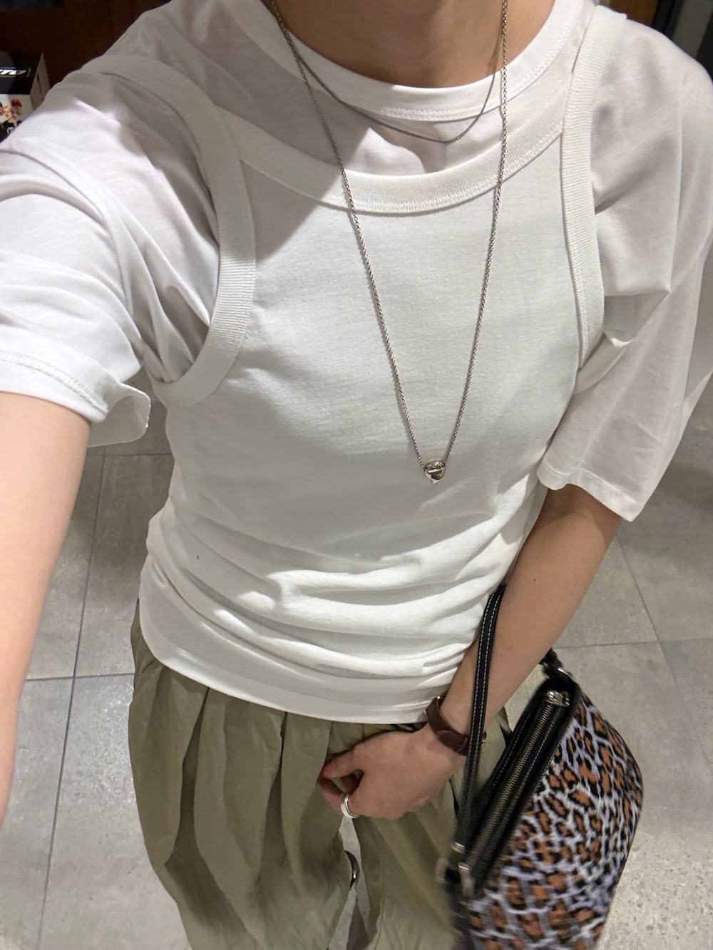 ホワイト系のTシャツ/カットソー、ホワイト系のキャミソール、ベージュ系のその他パンツを着用したレディースの夏コーディネートの3枚目の写真