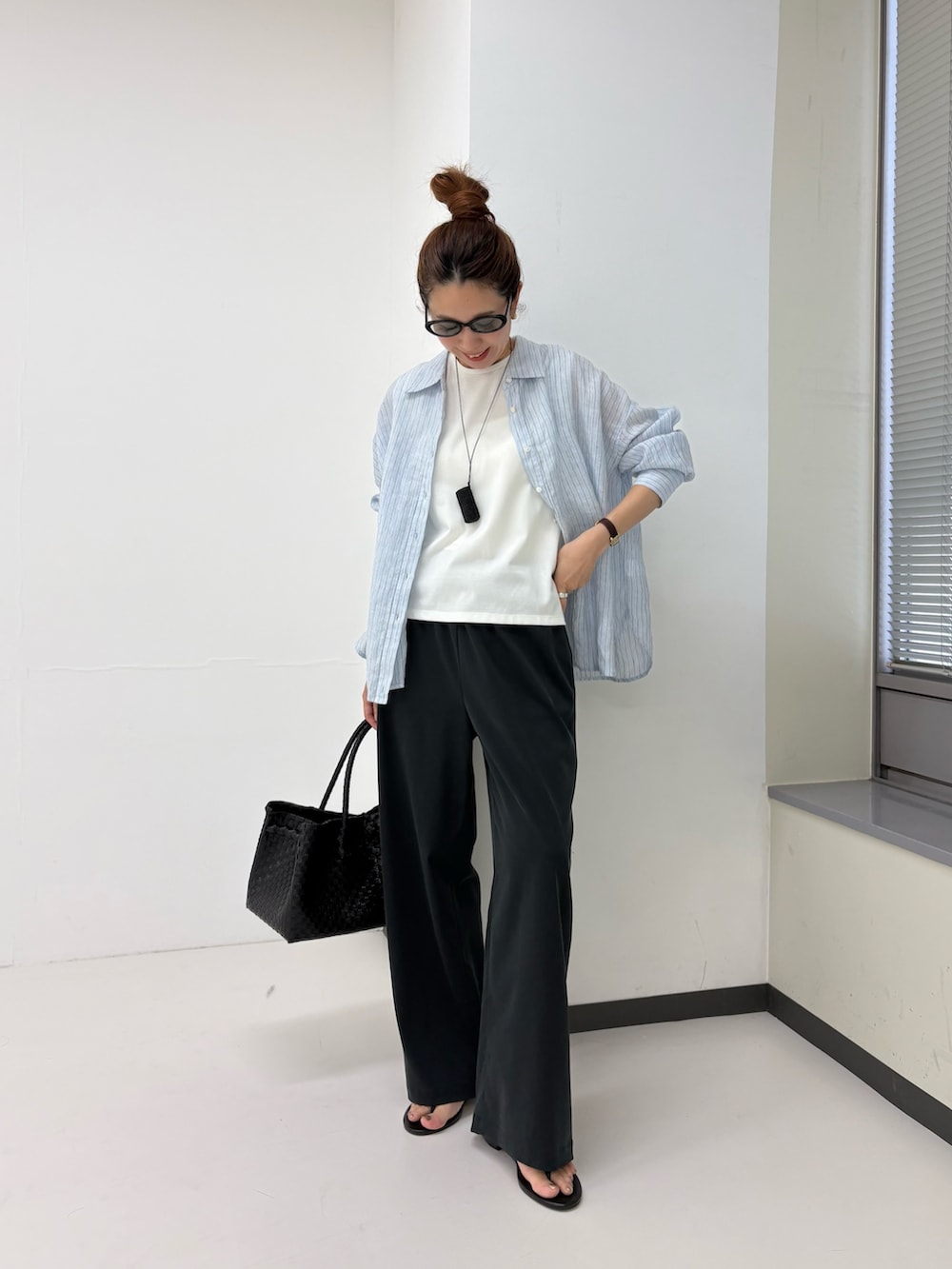 ブルー系のシャツ/ブラウス、ブラック系のその他パンツ、ホワイト系のタンクトップを着用したレディースの夏コーディネートの7枚目の写真