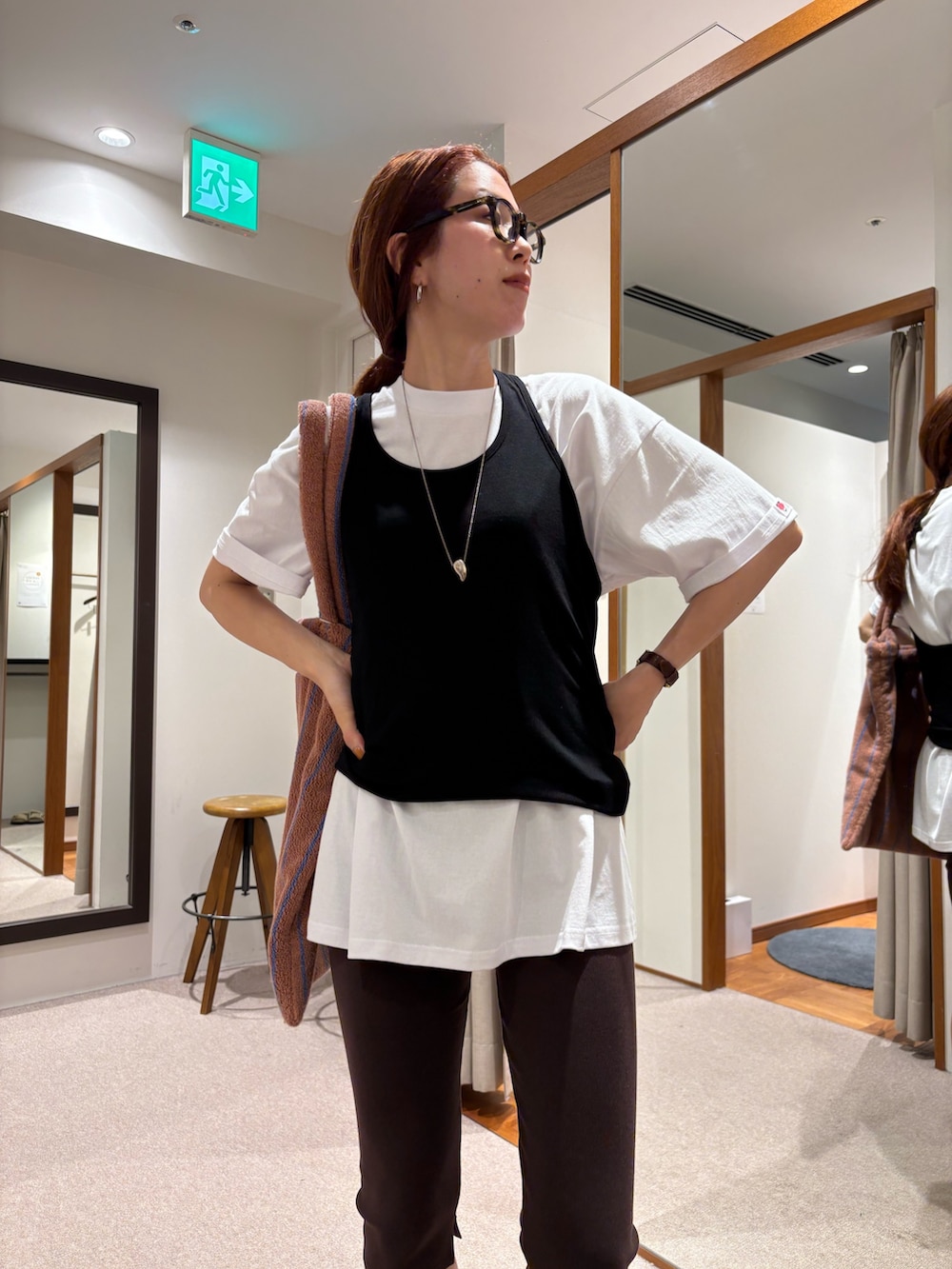 ホワイト系のTシャツ/カットソー、イエロー系のトートバッグ、ベージュ系のバレエシューズを着用したレディースの夏コーディネートの7枚目の写真