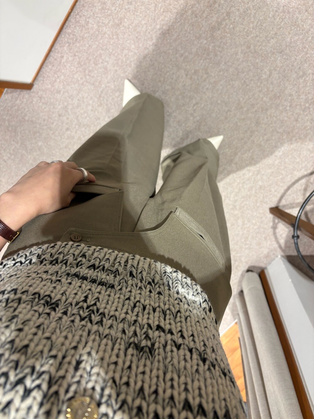 ホワイト系のニット/セーター、ブラウン系のその他パンツ、ホワイト系のハンドバッグを着用したレディースの秋コーディネートの6枚目の写真