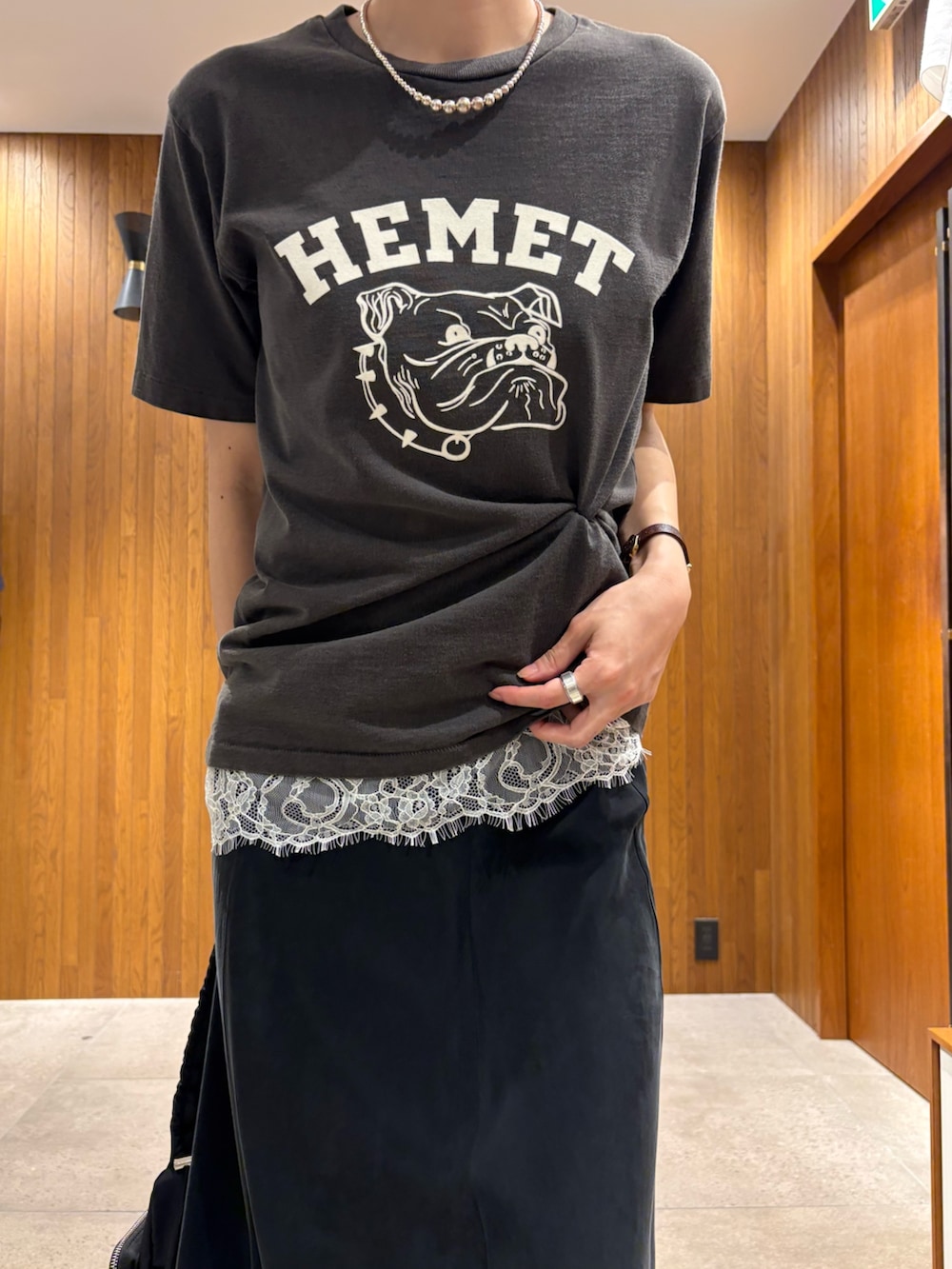 ブラック系のTシャツ/カットソー、ホワイト系のキャミソール、ブラック系のスカートを着用したレディースの夏コーディネートの5枚目の写真