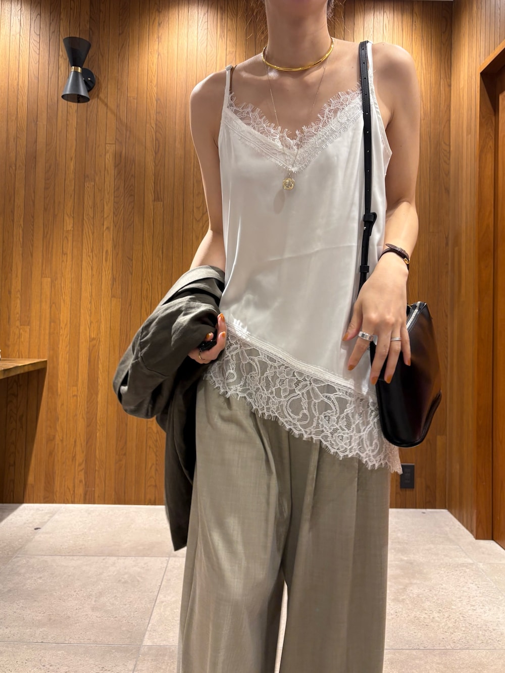 ホワイト系のキャミソール、ベージュ系のその他パンツ、ブラック系のサンダルを着用したレディースの夏コーディネートの7枚目の写真