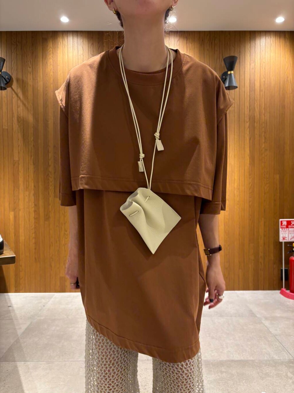 グレー系のその他パンツ、イエロー系のTシャツ/カットソーを着用したレディースの夏コーディネートの5枚目の写真