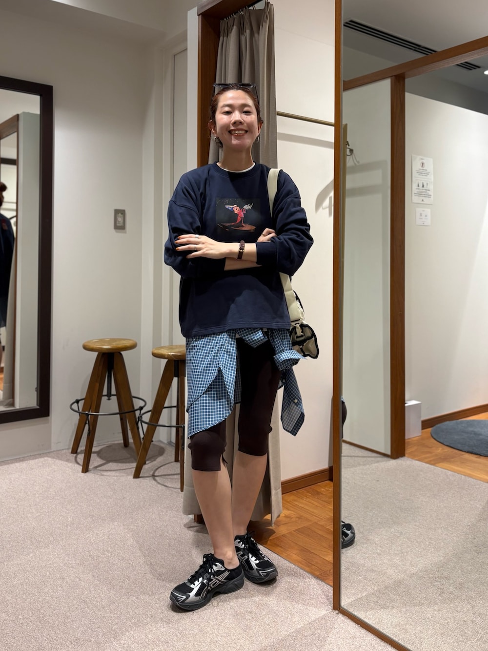 ブルー系のシャツ/ブラウス、ブルー系のスウェット、ベージュ系のショルダーバッグを着用したレディースの夏コーディネートの6枚目の写真