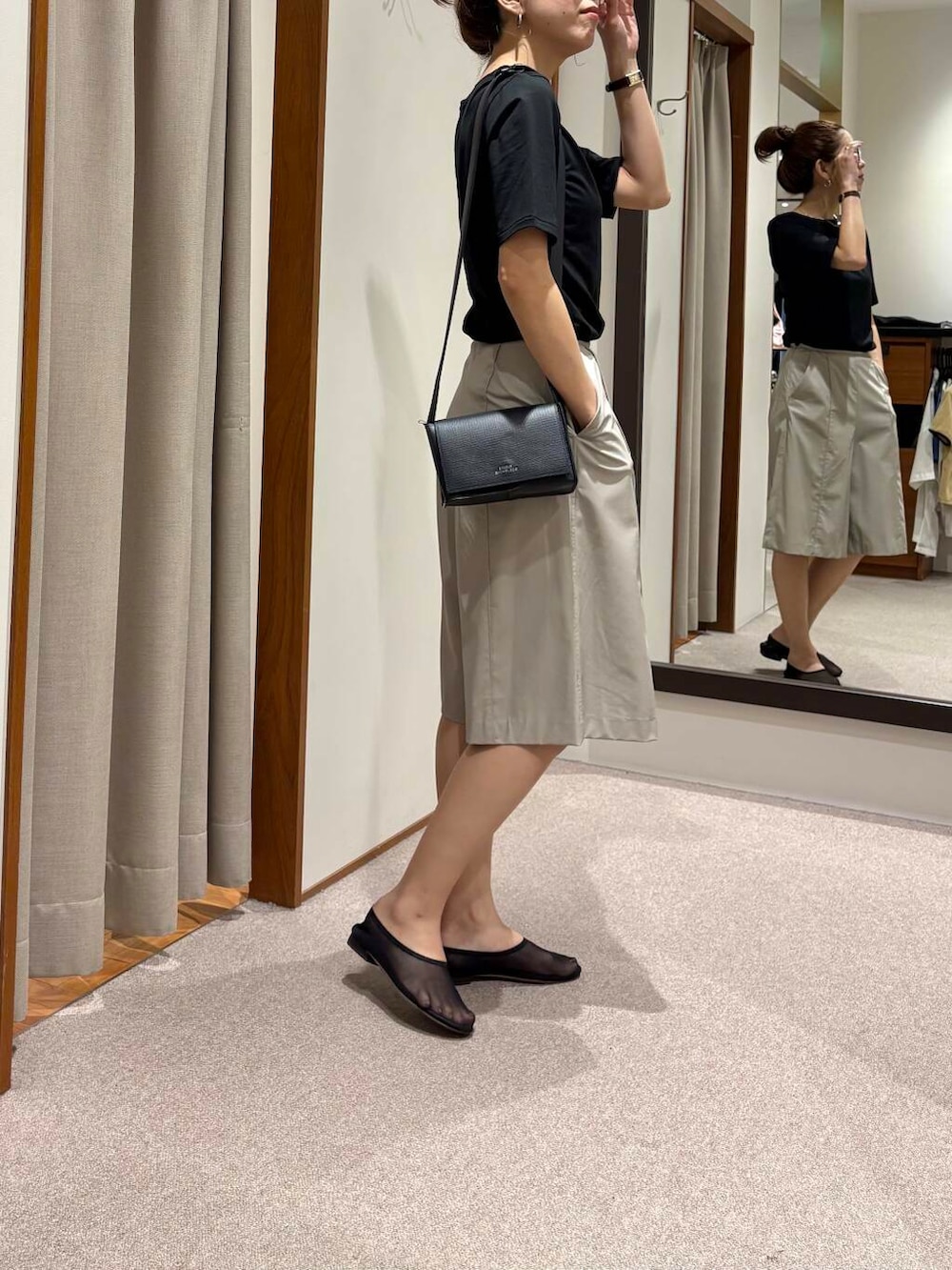 グレー系のその他パンツ、ブラック系のTシャツ/カットソー、ブラック系のバレエシューズを着用したレディースの夏コーディネートの7枚目の写真