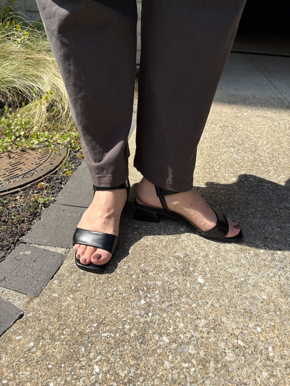 グレー系のその他パンツ、ブラック系のショルダーバッグ、ブルー系のシャツ/ブラウスを着用したレディースの春コーディネートの5枚目の写真