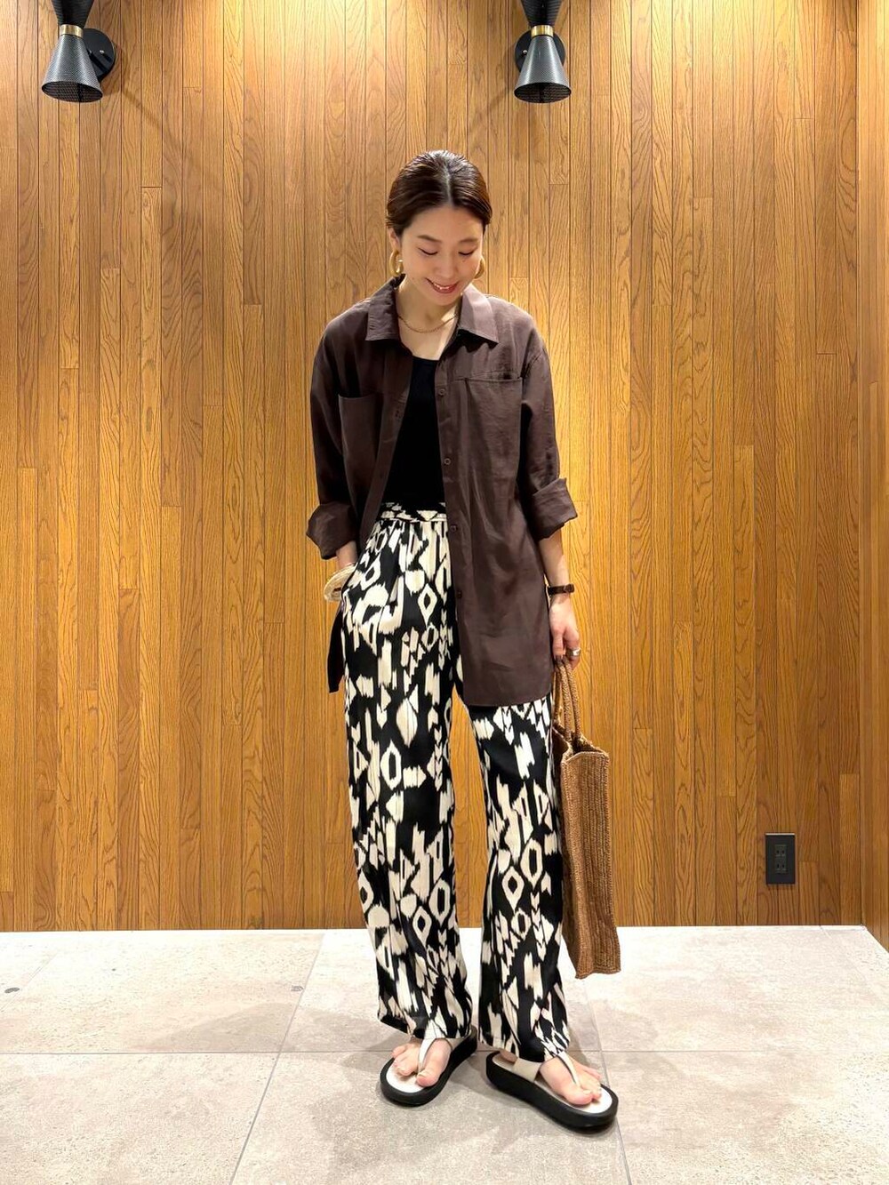 ブラウン系のシャツ/ブラウス、その他のその他パンツを着用したレディースの夏コーディネートの4枚目の写真