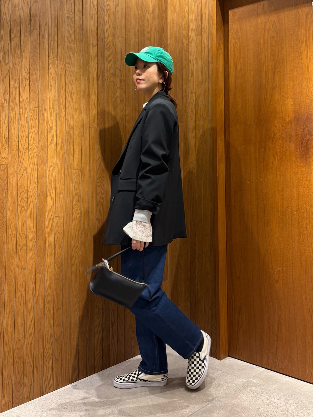 ブラック系のその他アウター、ホワイト系のシャツ/ブラウス、ブルー系のデニムパンツを着用したレディースの冬コーディネートの2枚目の写真