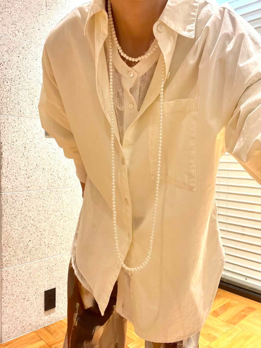 オレンジ系のその他パンツ、ホワイト系のシャツ/ブラウス、ホワイト系のシャツ/ブラウスを着用したレディースの冬コーディネートの5枚目の写真