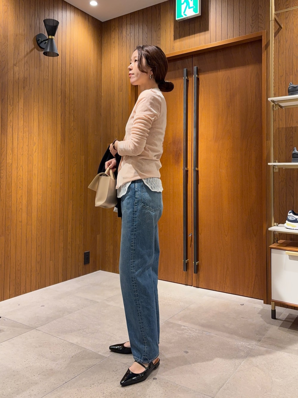 ブルー系のその他アウター、ピンク系のカーディガン/ボレロ、ホワイト系のTシャツ/カットソーを着用したレディースの冬コーディネートの5枚目の写真