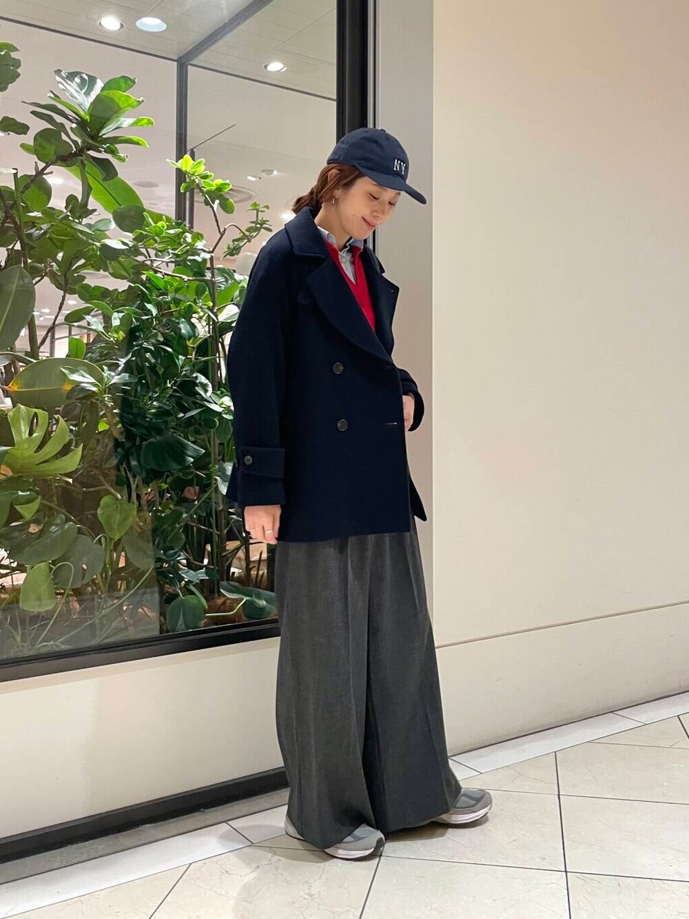 ブルー系のピーコート、ブラック系のその他パンツ、ブラック系のショルダーバッグを着用したレディースの秋コーディネートの3枚目の写真