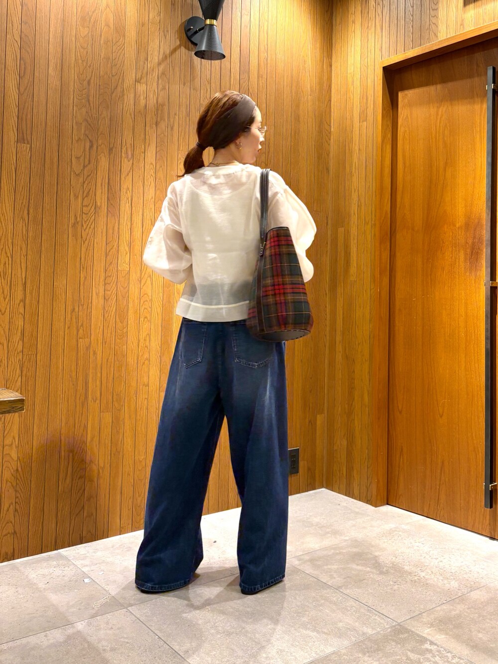 ブルー系のデニムパンツ、その他のショルダーバッグ、ホワイト系のTシャツ/カットソーを着用したレディースの夏コーディネートの5枚目の写真