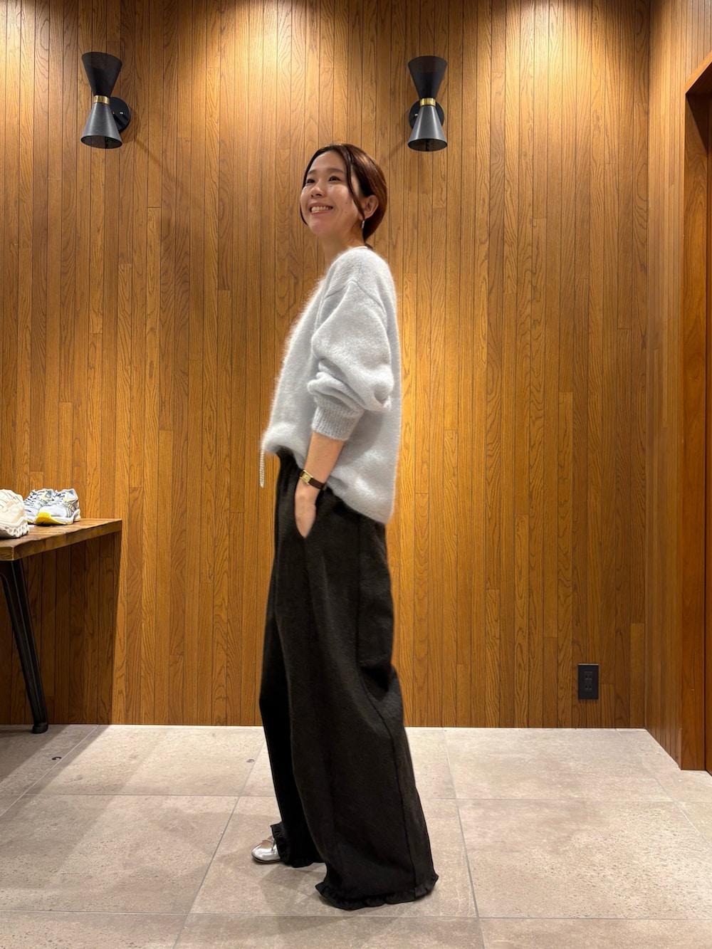 レッド系のニット/セーター、グリーン系のその他パンツ、グレー系のその他アウターを着用したレディースの秋コーディネートの2枚目の写真