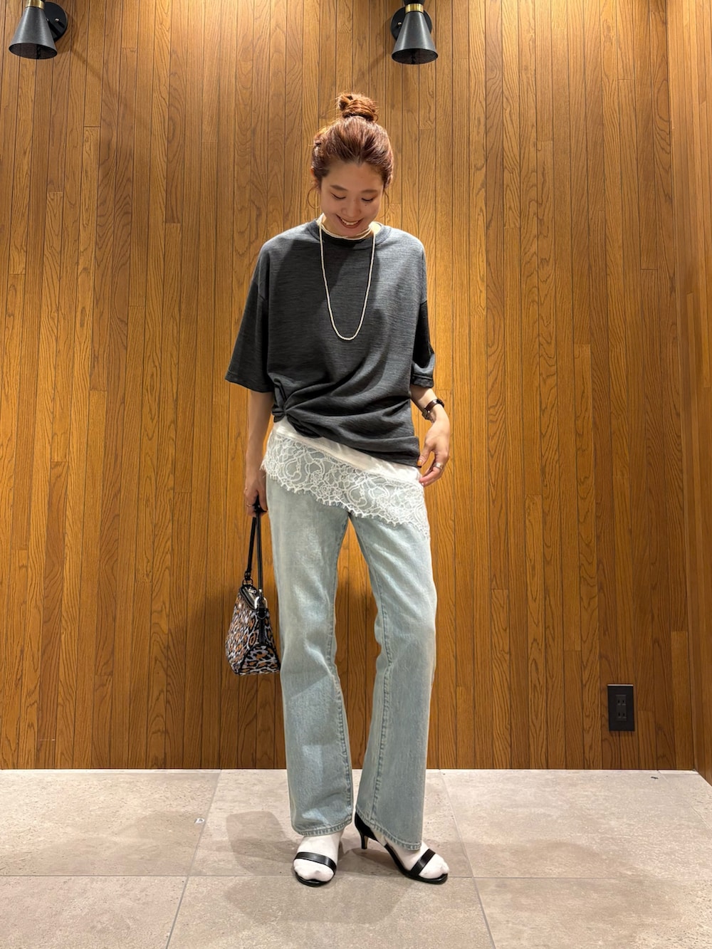 グレー系のTシャツ/カットソー、ホワイト系のキャミソール、ブルー系のデニムパンツを着用したレディースの夏コーディネートの6枚目の写真