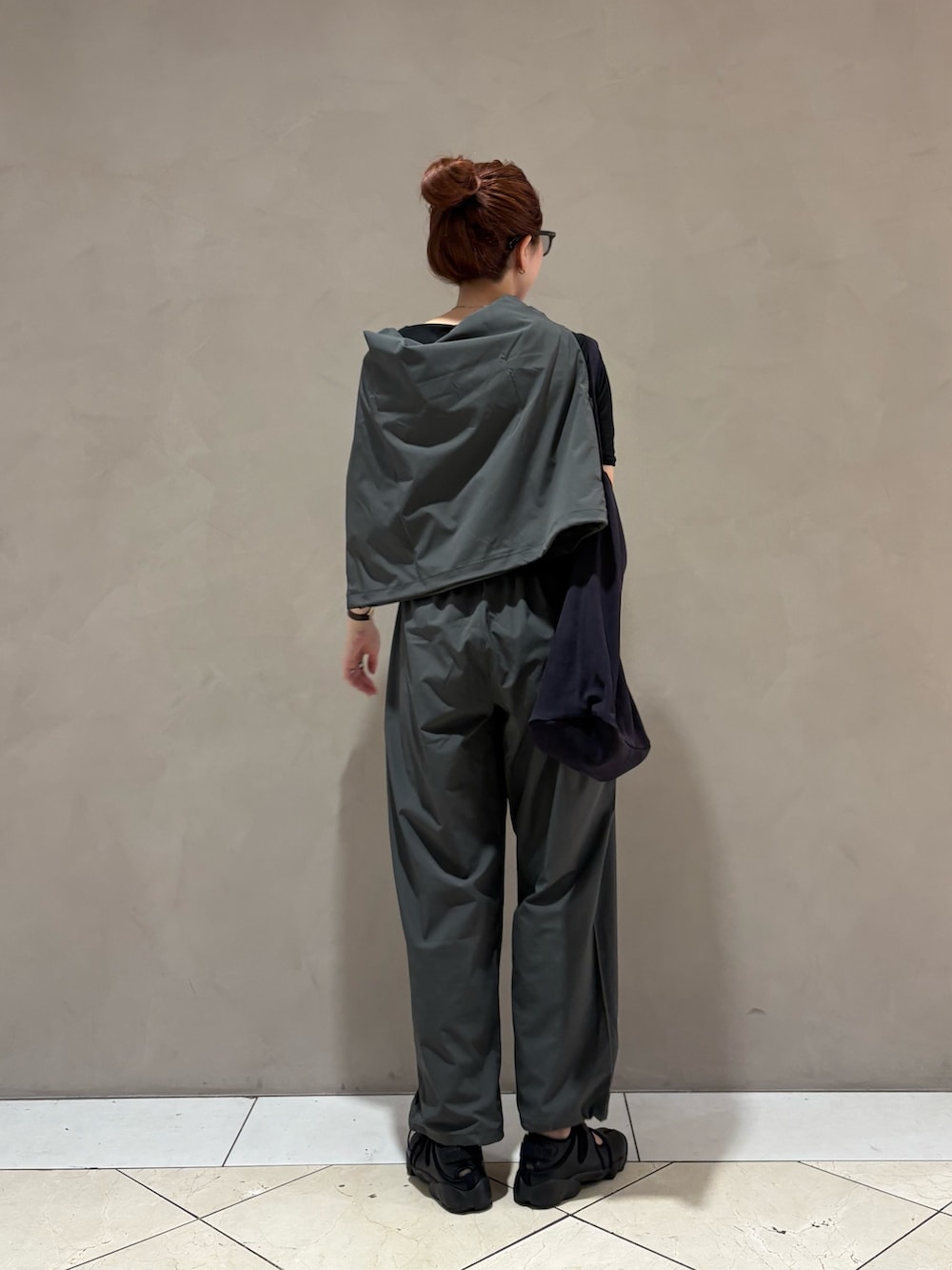 ブラック系のTシャツ/カットソー、ブルー系のトートバッグ、グレー系のルームウェア/パジャマを着用したレディースの夏コーディネートの4枚目の写真