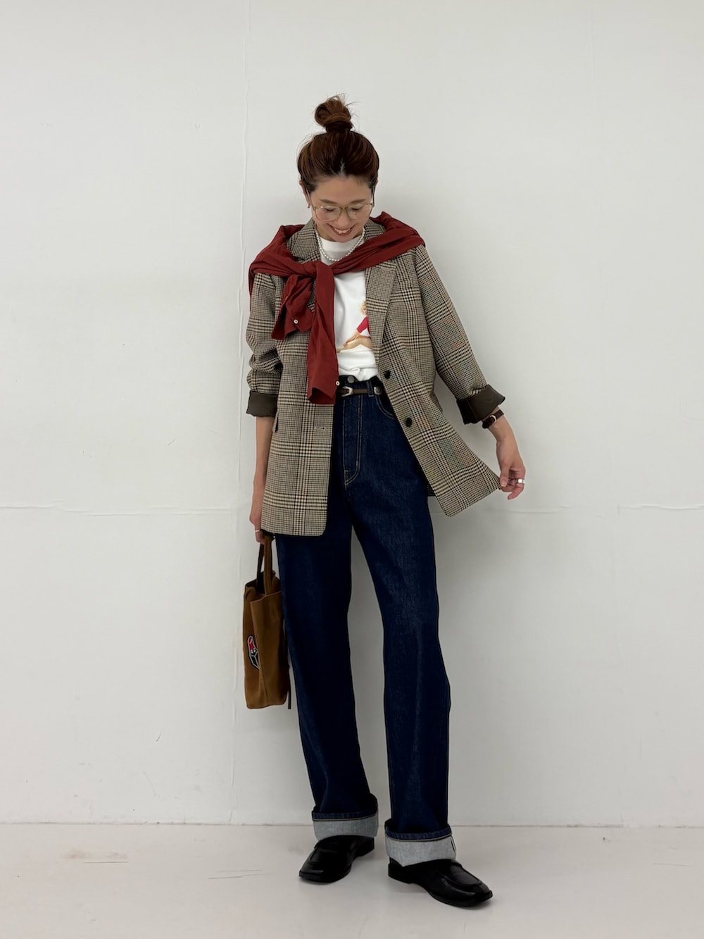 ブラウン系のその他アウター、ブルー系のデニムパンツ、ホワイト系のTシャツ/カットソーを着用したレディースの秋コーディネートの5枚目の写真