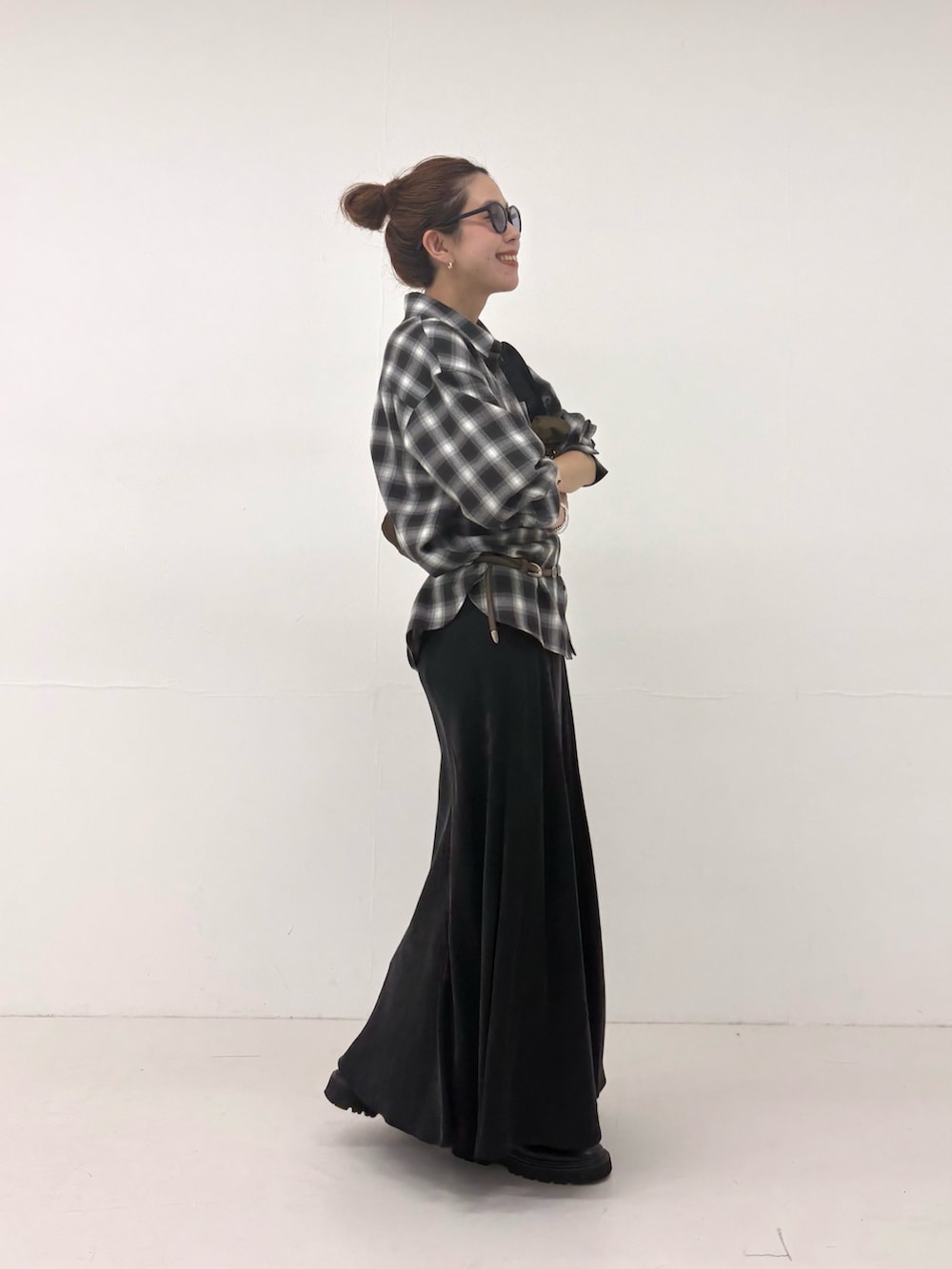 ブラック系のスカート、ブラウン系のショルダーバッグ、ブラック系のシャツ/ブラウスを着用したレディースの秋コーディネートの4枚目の写真