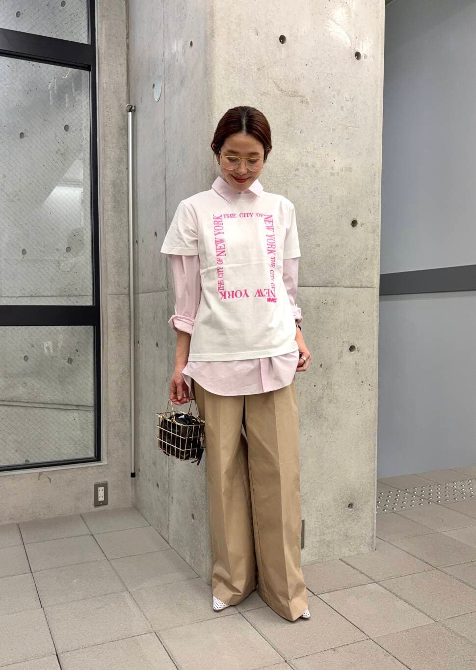 ホワイト系のTシャツ/カットソー、ピンク系のシャツ/ブラウスを着用したレディースの春コーディネートの4枚目の写真