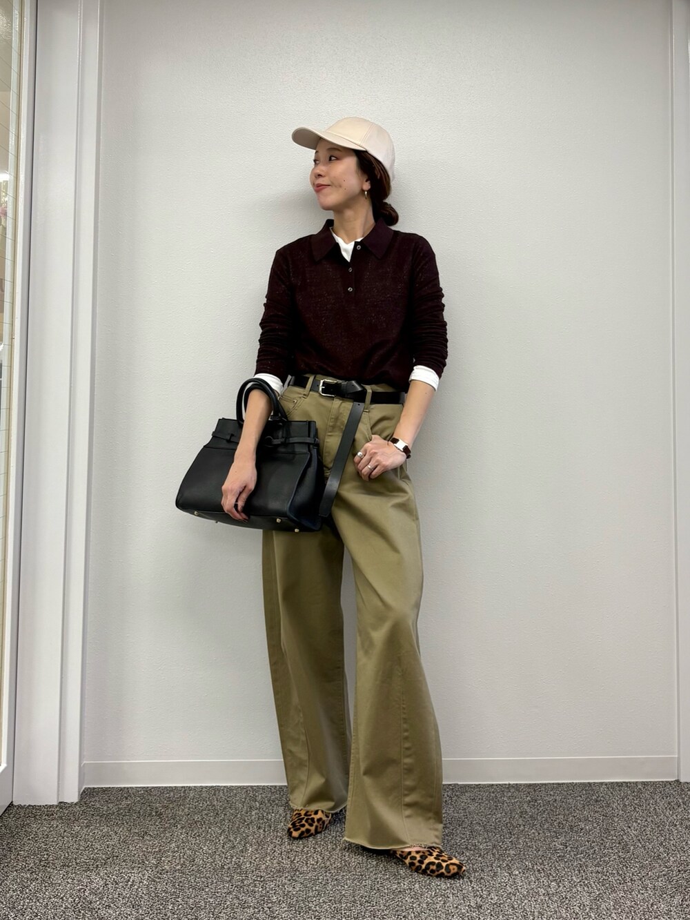 ブラウン系のシャツ/ブラウス、ベージュ系のその他パンツ、ブラック系のトートバッグを着用したレディースの秋コーディネートの2枚目の写真