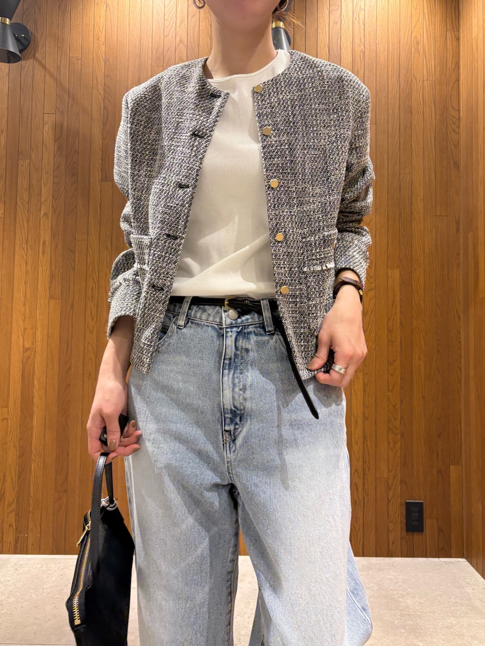 ブラック系のバレエシューズ、グレー系のデニムパンツ、ブラック系のハンドバッグを着用したレディースの冬コーディネートの6枚目の写真