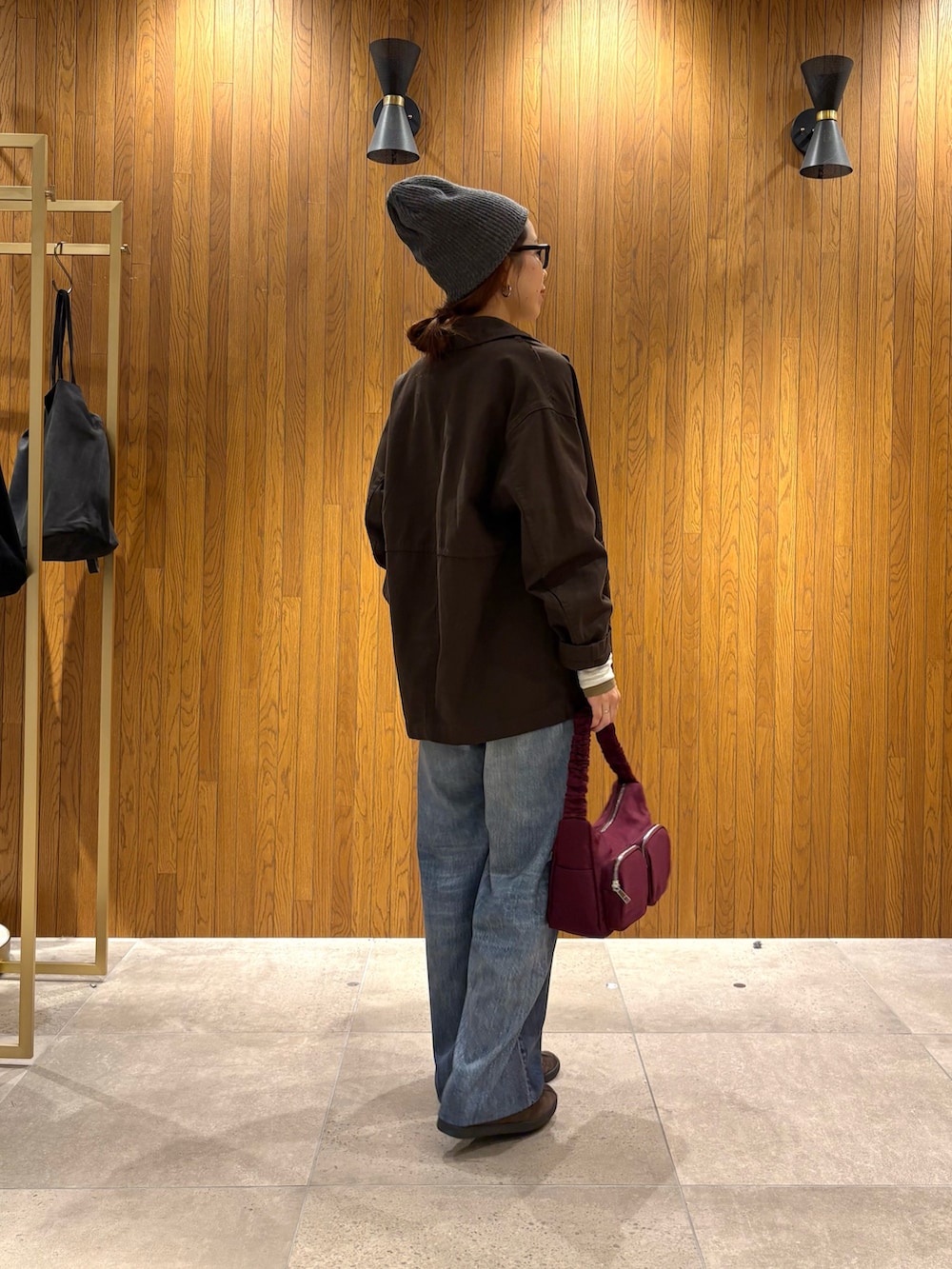 ホワイト系のニット/セーター、グリーン系のTシャツ/カットソー、ブラウン系のカバーオールを着用したレディースの秋コーディネートの3枚目の写真