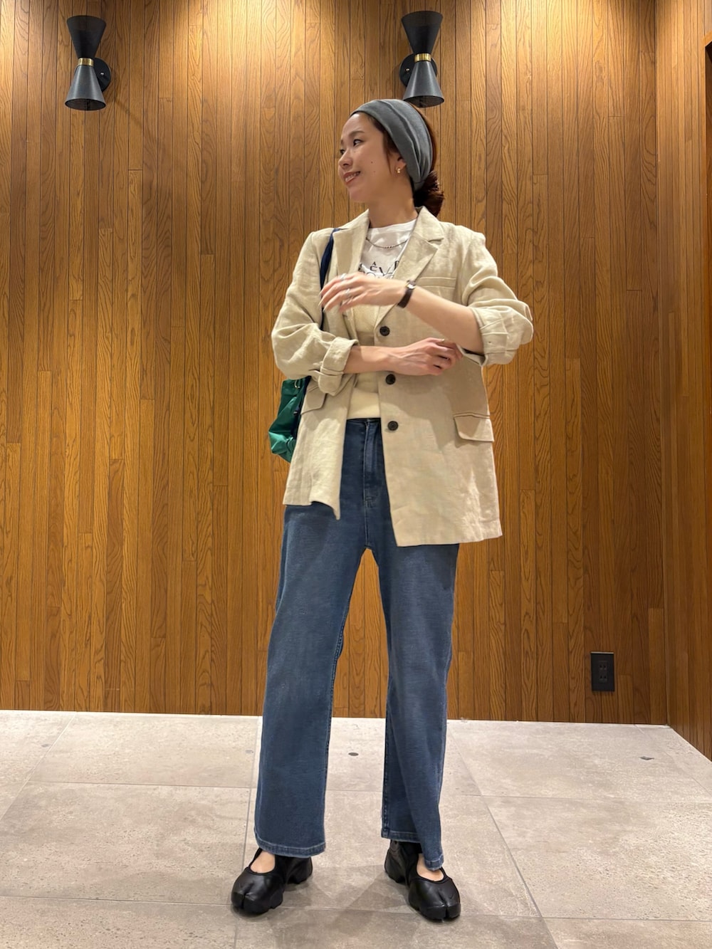 ベージュ系のその他アウター、ホワイト系のキャミソール、その他のTシャツ/カットソーを着用したレディースの春コーディネートの2枚目の写真