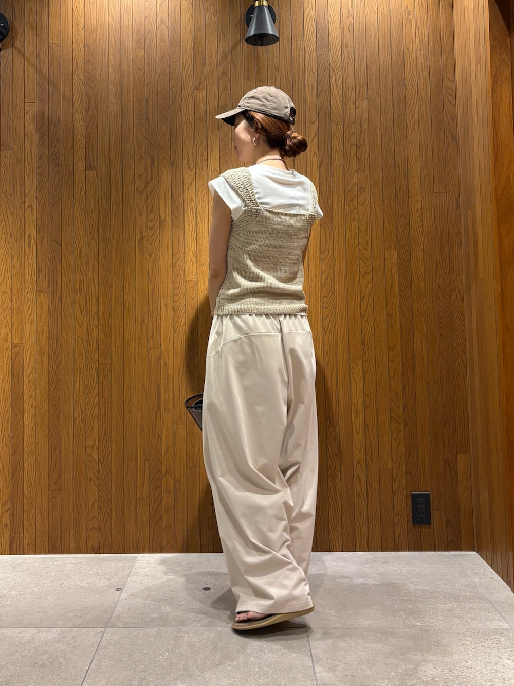 ホワイト系のその他パンツ、ホワイト系のTシャツ/カットソー、ホワイト系のニット/セーターを着用したレディースの春コーディネートの4枚目の写真