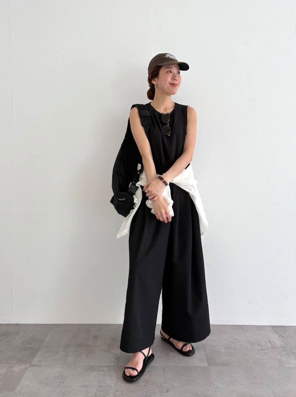 ホワイト系のシャツ/ブラウス、ブラック系のバックパック/リュック、ブラック系のサロペット/オーバーオールを着用したレディースの春コーディネートの4枚目の写真