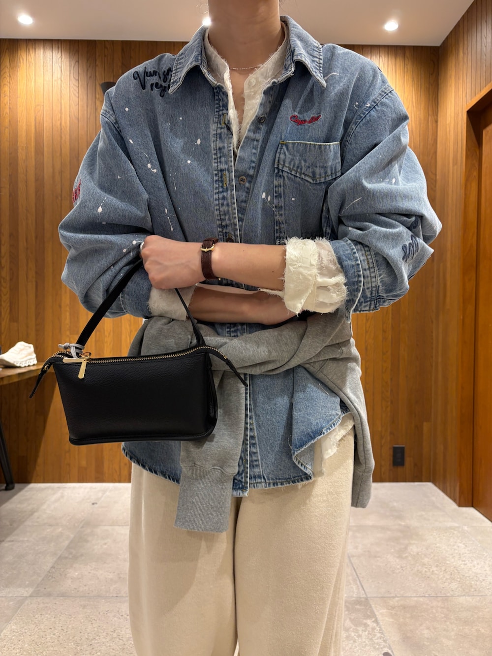 ブルー系のシャツ/ブラウス、ホワイト系のシャツ/ブラウス、ホワイト系のその他パンツを着用したレディースの冬コーディネートの8枚目の写真