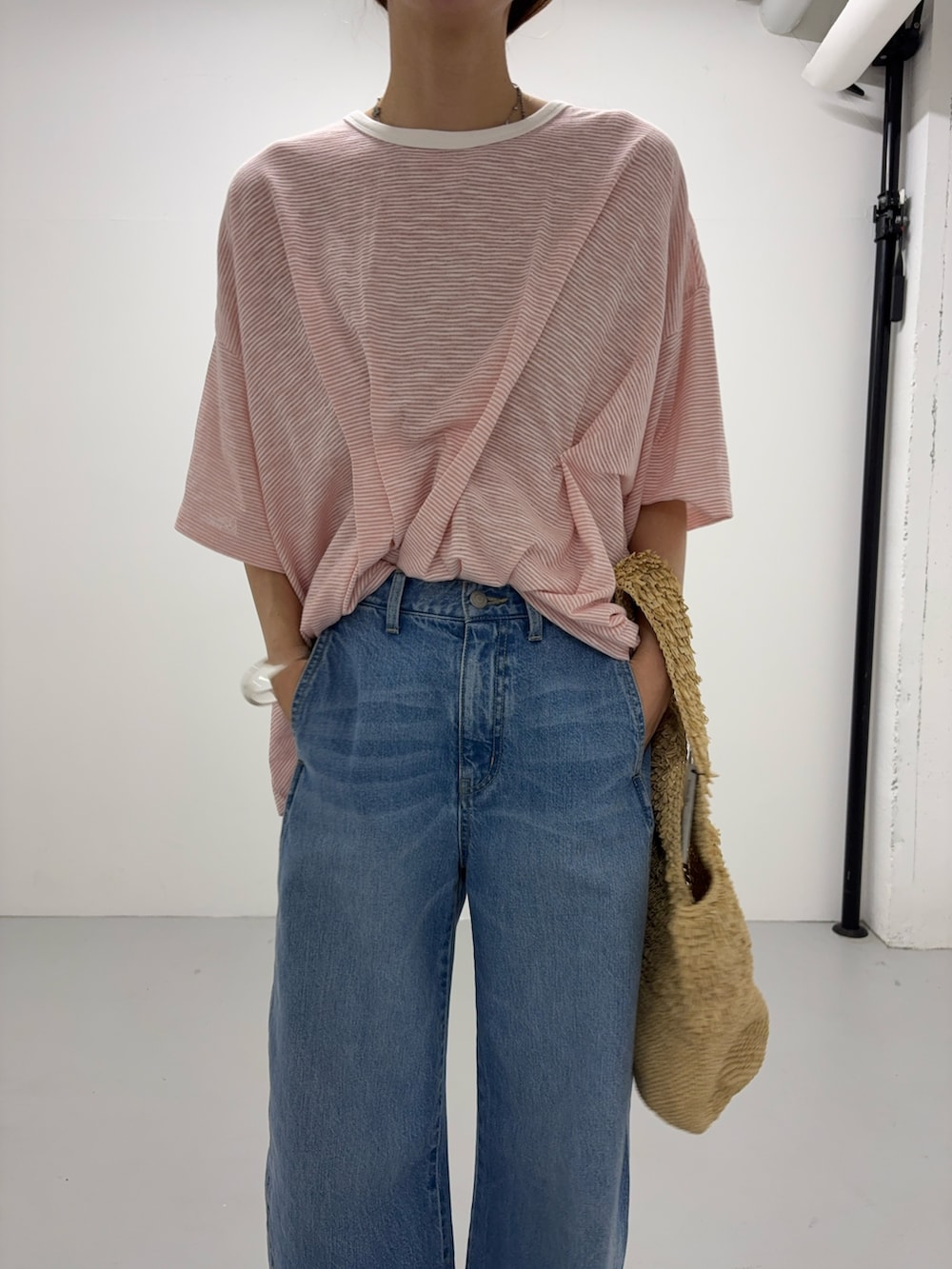 ピンク系のTシャツ/カットソー、ブルー系のデニムパンツ、ベージュ系のサンダルを着用したレディースの夏コーディネートの5枚目の写真