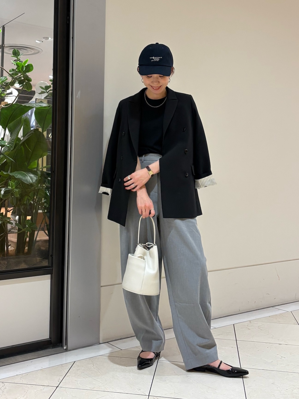 ブラック系のその他アウター、グレー系のその他パンツ、ブラック系のパンプスを着用したレディースの春コーディネートの4枚目の写真