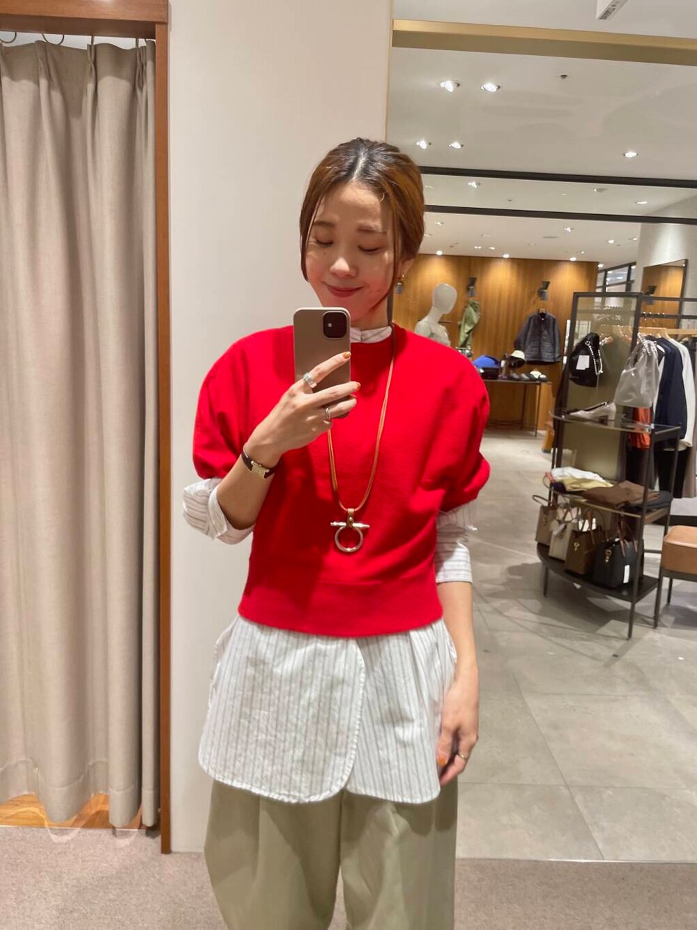 ベージュ系のその他パンツ、ホワイト系のTシャツ/カットソー、レッド系のニット/セーターを着用したレディースの秋コーディネートの2枚目の写真