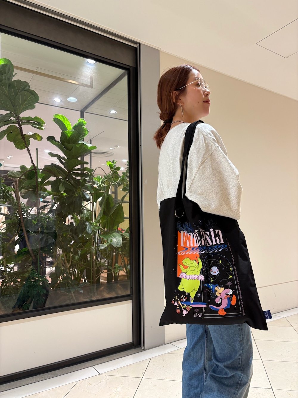 グレー系のTシャツ/カットソー、ブラック系のボディバッグ/ウエストポーチ、その他のトートバッグを着用したレディースの夏コーディネートの7枚目の写真