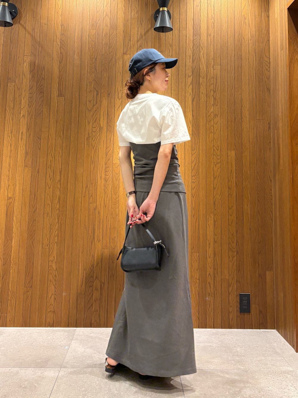 グレー系のスカート、その他のTシャツ/カットソー、ブラック系のハンドバッグを着用したレディースの春コーディネートの6枚目の写真