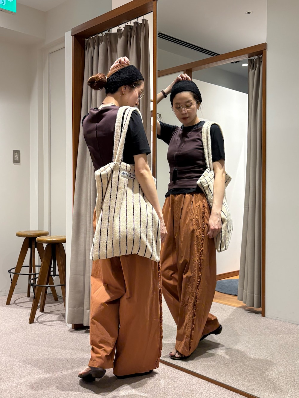 ブラック系のTシャツ/カットソー、ブラウン系のその他パンツ、ホワイト系のトートバッグを着用したレディースの夏コーディネートの4枚目の写真