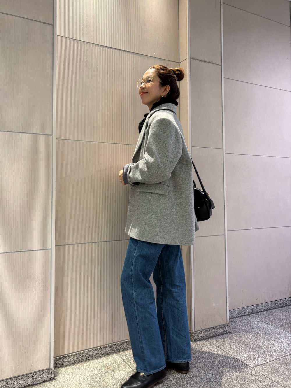 グレー系のその他アウター、ブラック系のブルゾン、ブラック系のショルダーバッグを着用したレディースの冬コーディネートの2枚目の写真