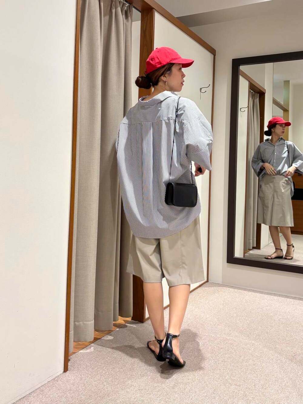 グレー系のその他パンツ、ブラック系のショルダーバッグ、ブラウン系のサンダルを着用したレディースの夏コーディネートの2枚目の写真