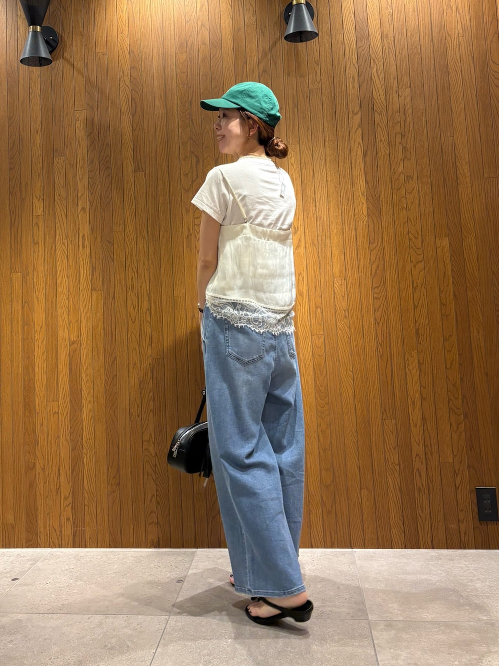 ホワイト系のキャミソール、ブルー系のデニムパンツ、その他のTシャツ/カットソーを着用したレディースの春コーディネートの3枚目の写真