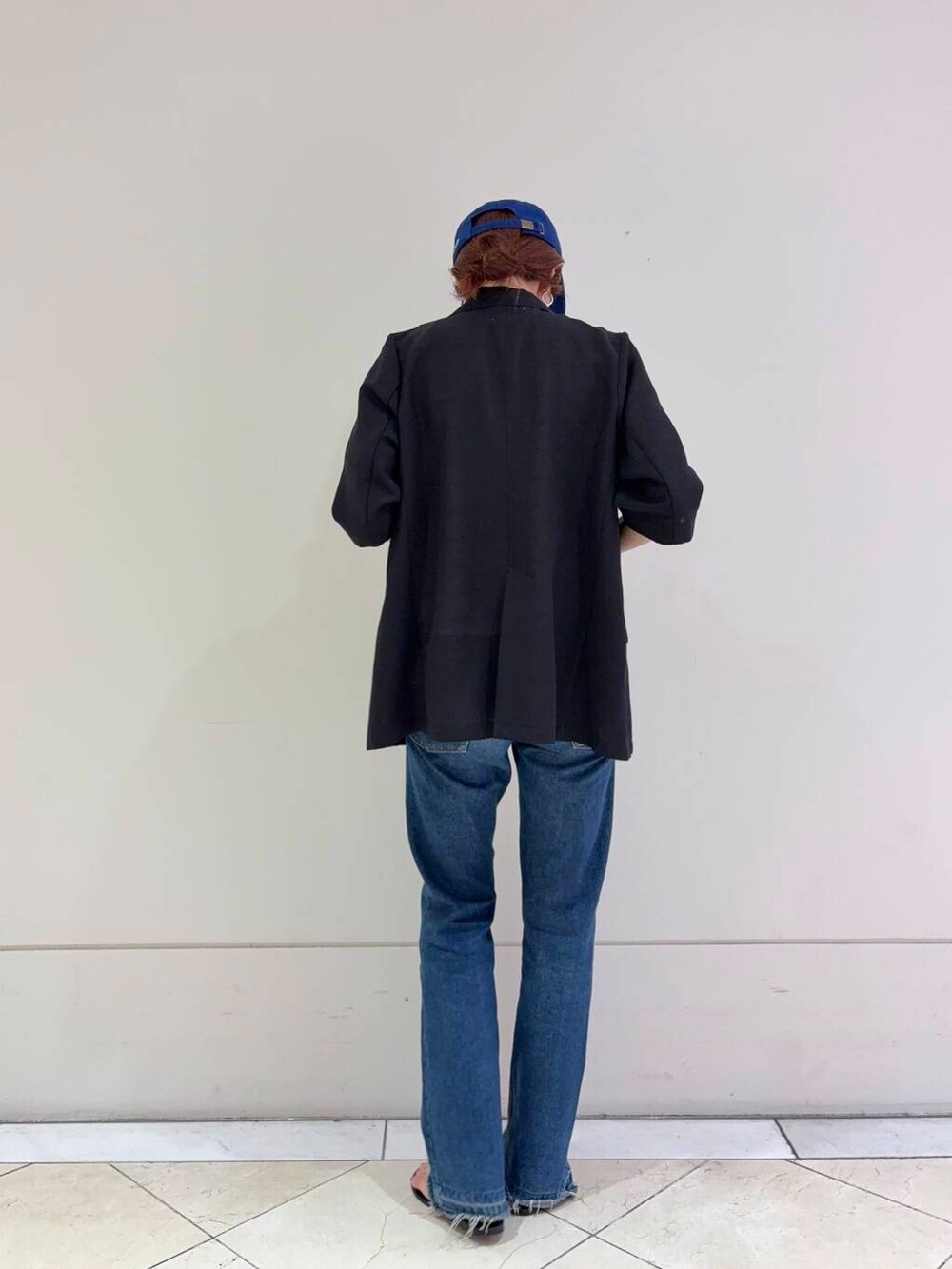 ブラック系のその他アウター、ベージュ系のTシャツ/カットソーを着用したレディースの夏コーディネートの4枚目の写真