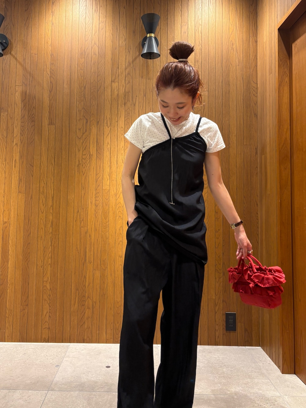 ブラック系のキャミソール、ブラック系のその他パンツ、ホワイト系のTシャツ/カットソーを着用したレディースの夏コーディネートの6枚目の写真