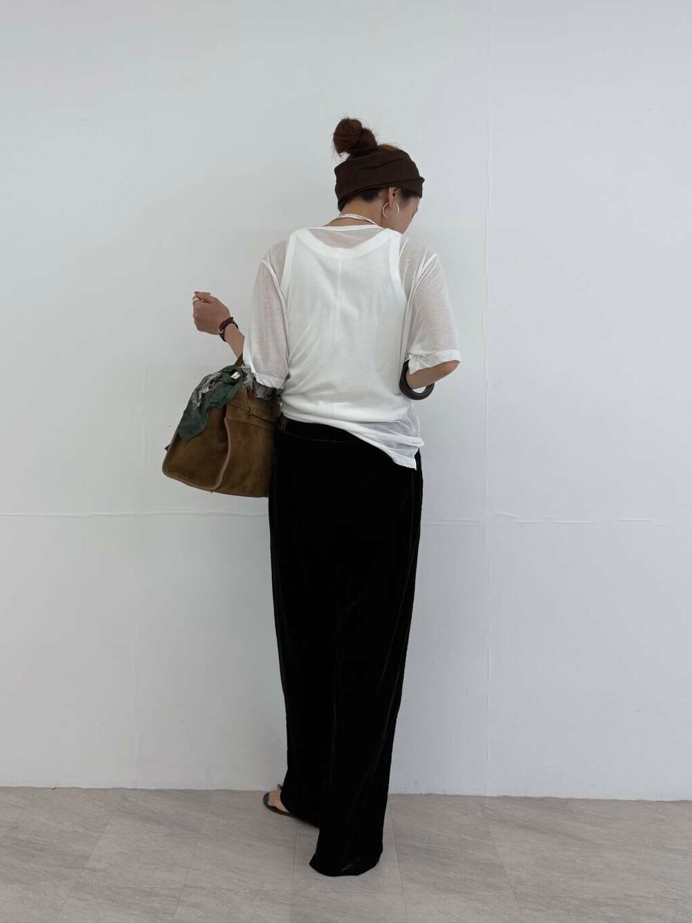 ホワイト系のTシャツ/カットソー、ホワイト系のタンクトップ、シルバー系のネックレスを着用したレディースの夏コーディネートの3枚目の写真