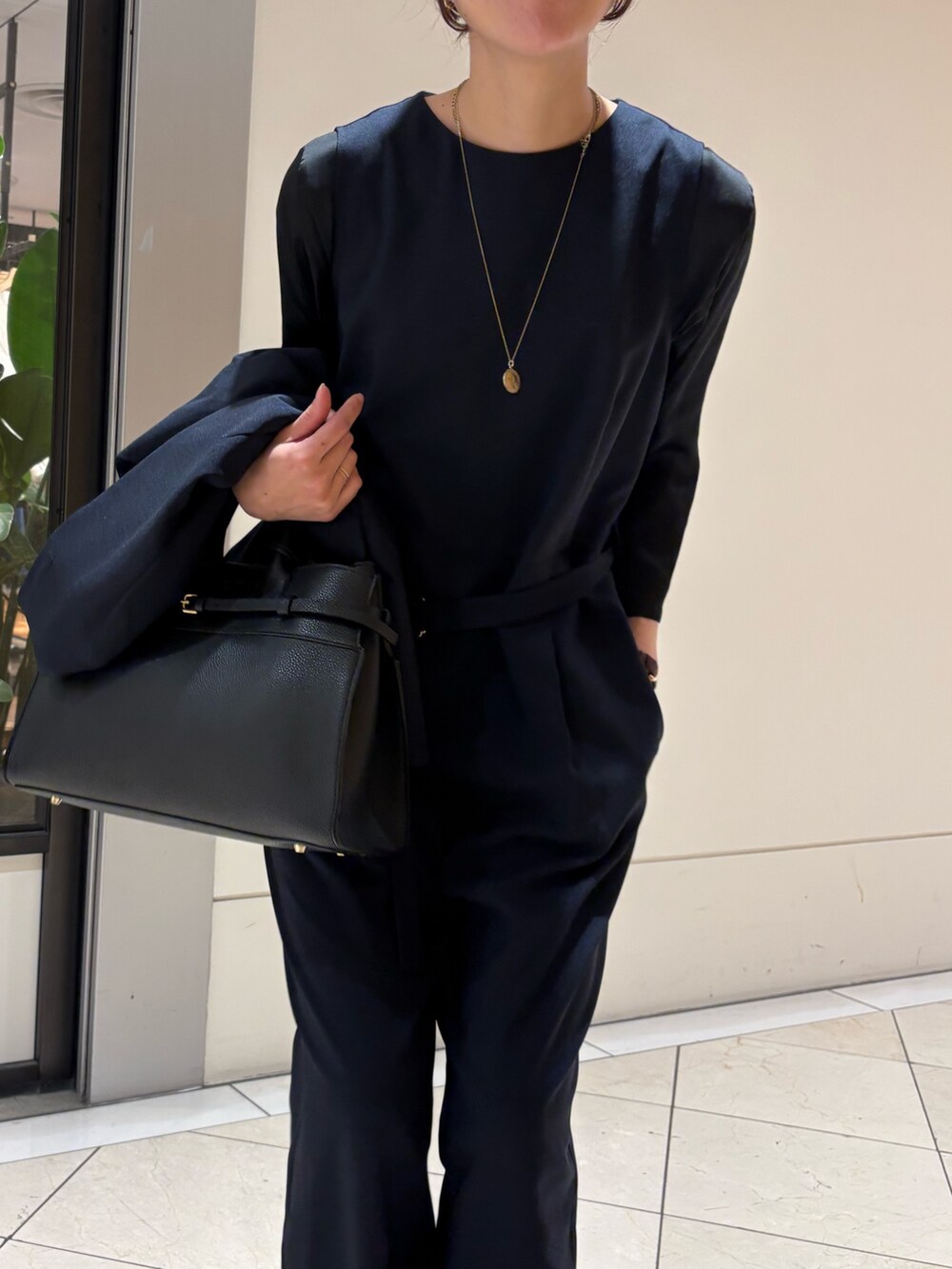 ブルー系のその他パンツ、ブルー系のノーカラージャケット、ブラック系のローファーを着用したレディースの冬コーディネートの5枚目の写真