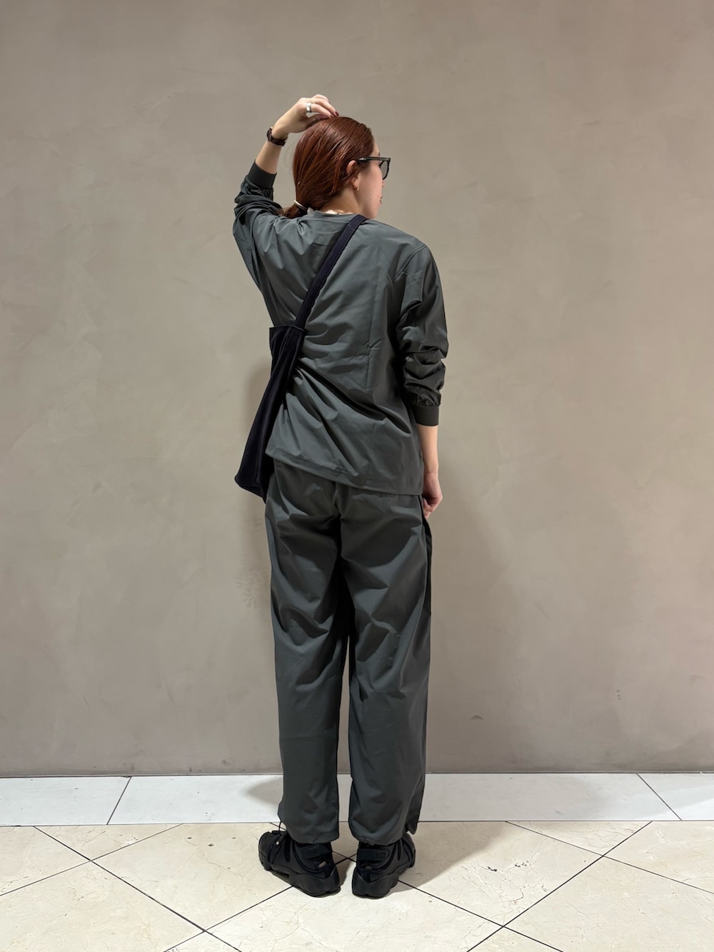 ブラック系のTシャツ/カットソー、ブルー系のトートバッグ、グレー系のルームウェア/パジャマを着用したレディースの夏コーディネートの9枚目の写真