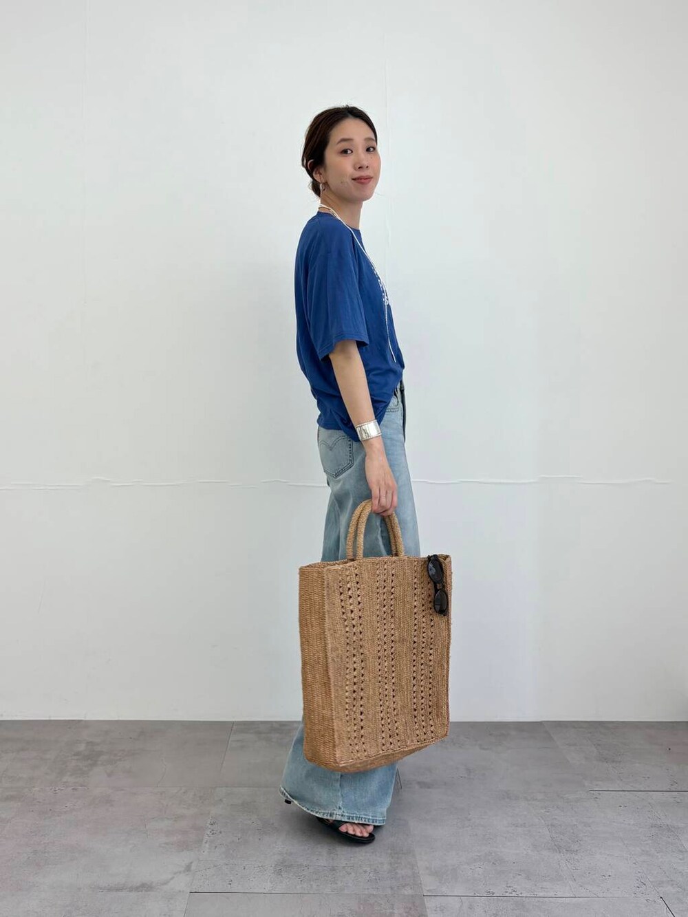 ブルー系のTシャツ/カットソー、シルバー系のネックレス、シルバー系のネックレスを着用したレディースの夏コーディネートの2枚目の写真