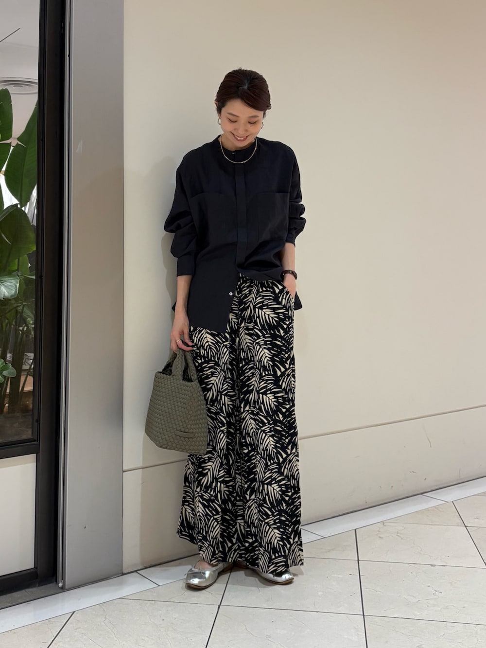 ブルー系のシャツ/ブラウス、ブラック系のその他パンツ、グリーン系のトートバッグを着用したレディースの春コーディネートの5枚目の写真