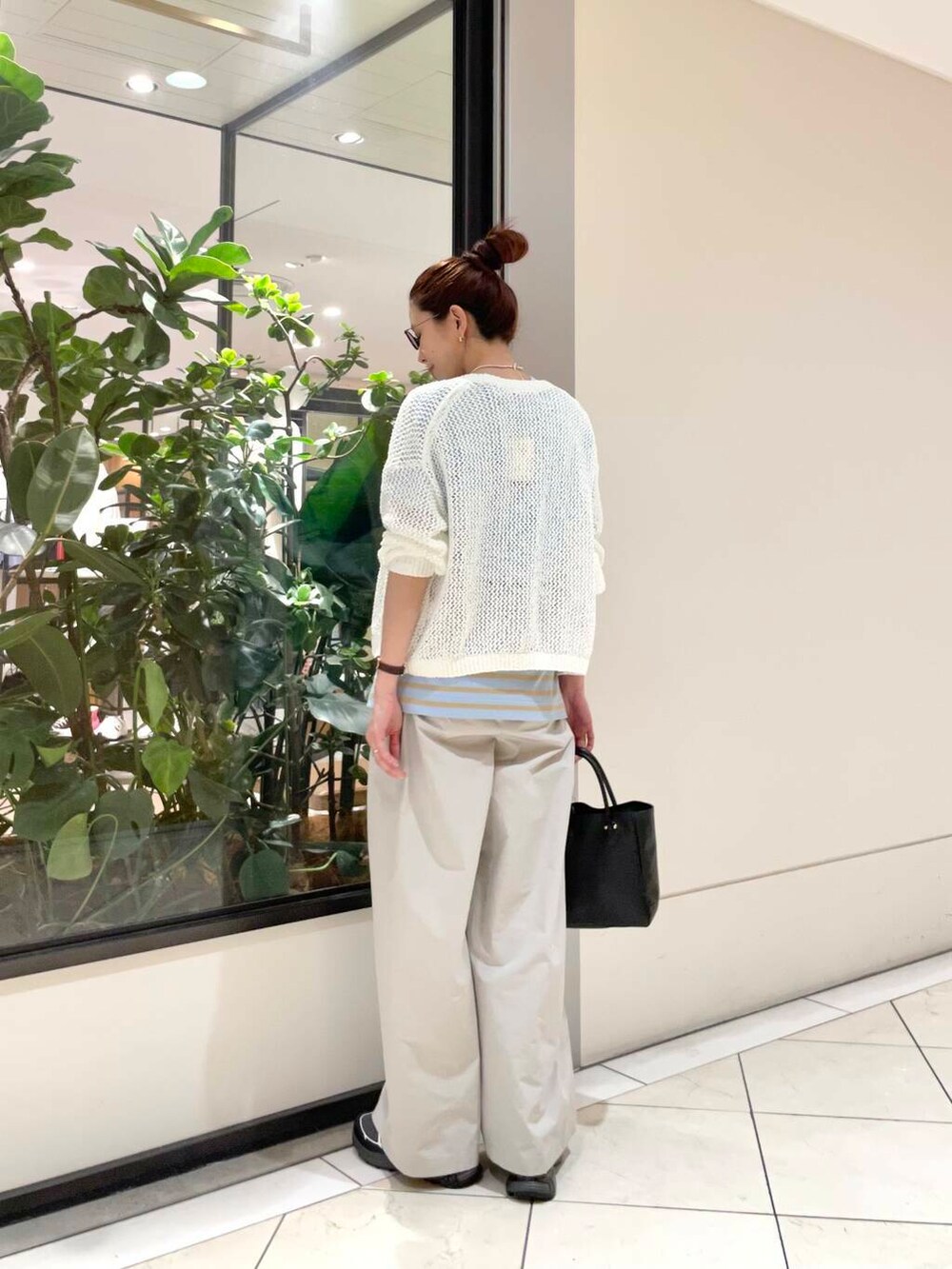 その他のTシャツ/カットソー、グレー系のスニーカー、ブルー系のTシャツ/カットソーを着用したレディースの春コーディネートの3枚目の写真