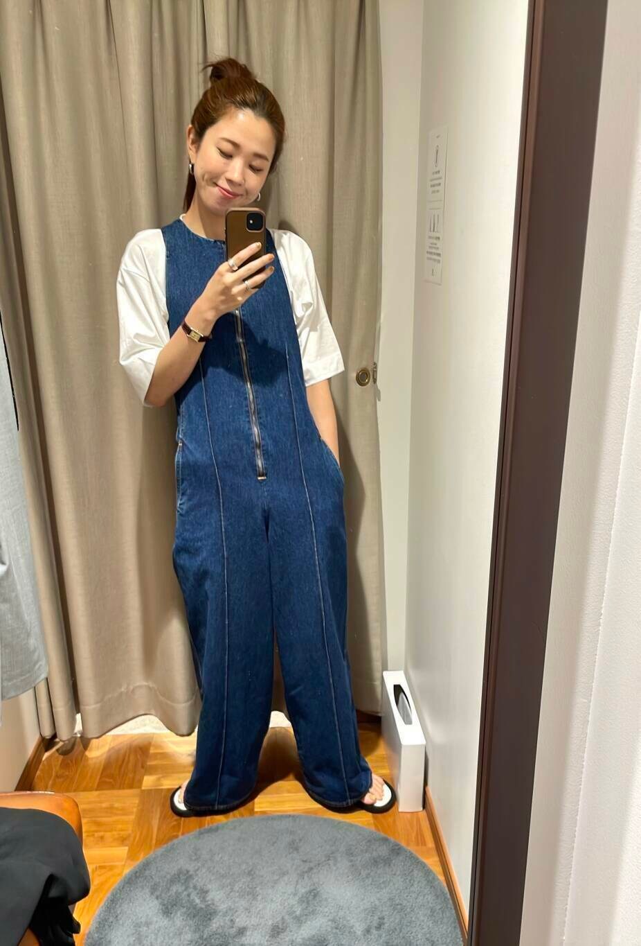 ホワイト系のニット/セーター、ホワイト系のTシャツ/カットソー、ブルー系のサロペット/オーバーオールを着用したレディースの夏コーディネートの7枚目の写真